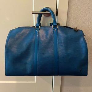 Hello! I am selling a used Boston Keepall Epi Leather bag.